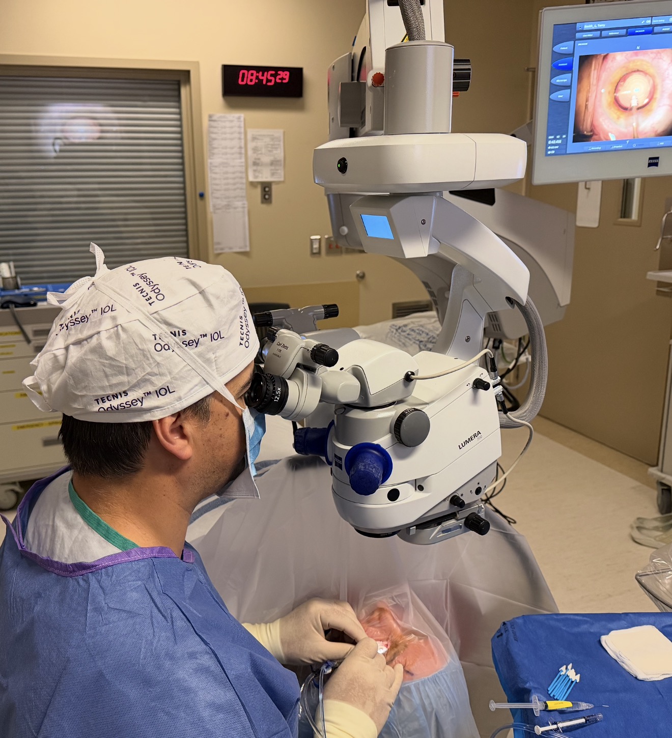 Dr. Marius Scheepers performing cataract surgery using the ZEISS surgical microscope